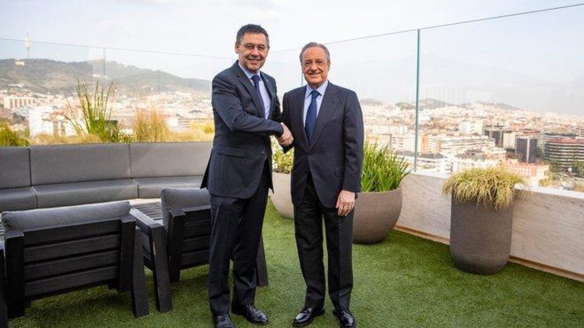 Josep Maria Bartomeu y Florentino Pérez se saludan en la terraza del hotel Sofía.-FC BARCELONA