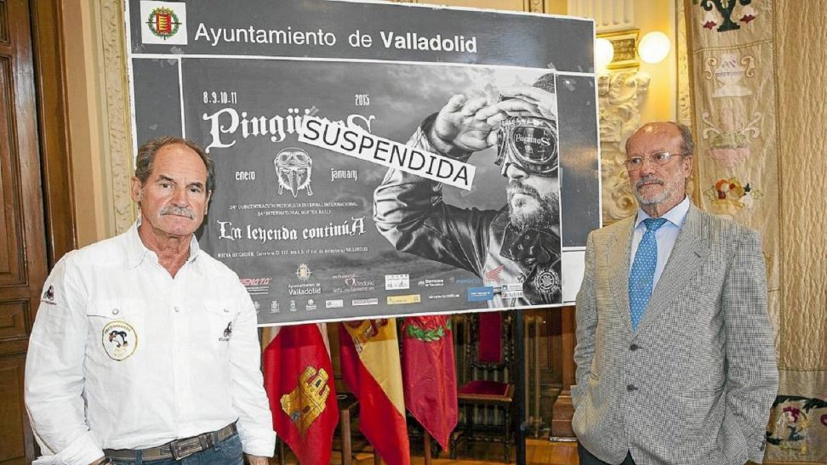 El alcalde de Valladolid, Javier León de la Riva (d), acompañado del presidente del club Turismoto, Mariano Parellada (i), ha anunciado la suspensión de la próxima edición de Pingüinos 2015, tras la amenaza de denuncias por parte de grupos ecologistas-Efe
