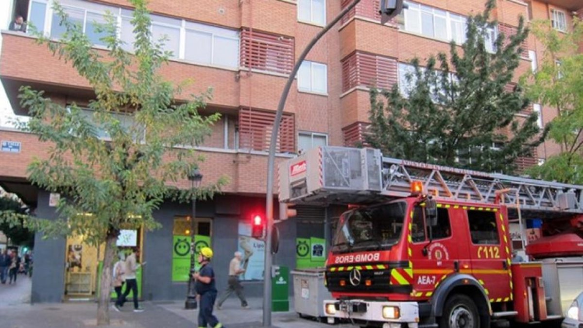 Los bomberos acuden a la llamada tras el accidente del joven.-E.P.