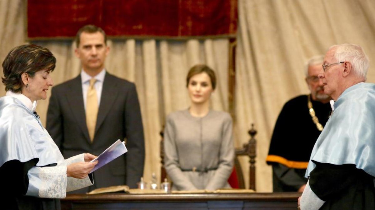 Los reyes de España, Felipe y Letizia, presiden el acto de investidura como doctores honoris causa del director del Instituto Cervantes, Victor García de la Concha, y el antiguo rector de la Universidad Autónoma de México José Narro.-ICAL