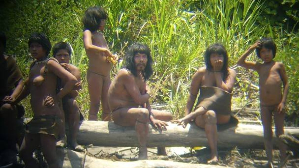 Miembros de la tribu Mashco Piro fotografiados a distancia.-Foto: HANDOUT / REUTERS