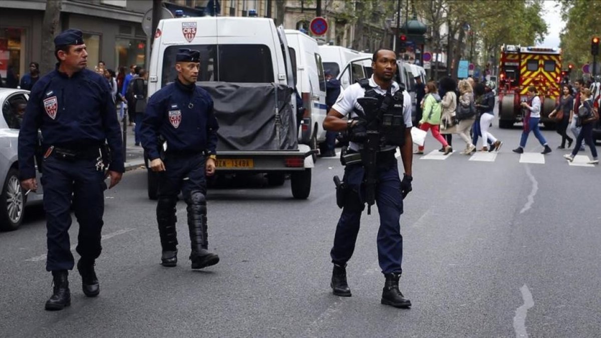 Despliegue policial por la falsa alerta terrorista en París.-AP / FRANÇOIS MORI
