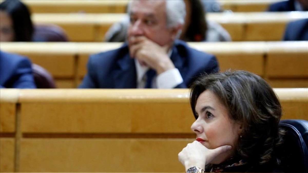 La vicepresidenta y ministra de presidencia y asuntos territoriales, Soraya Sáenz de Santamaría, este martes en el Senado.-JUAN MANUEL PRATS