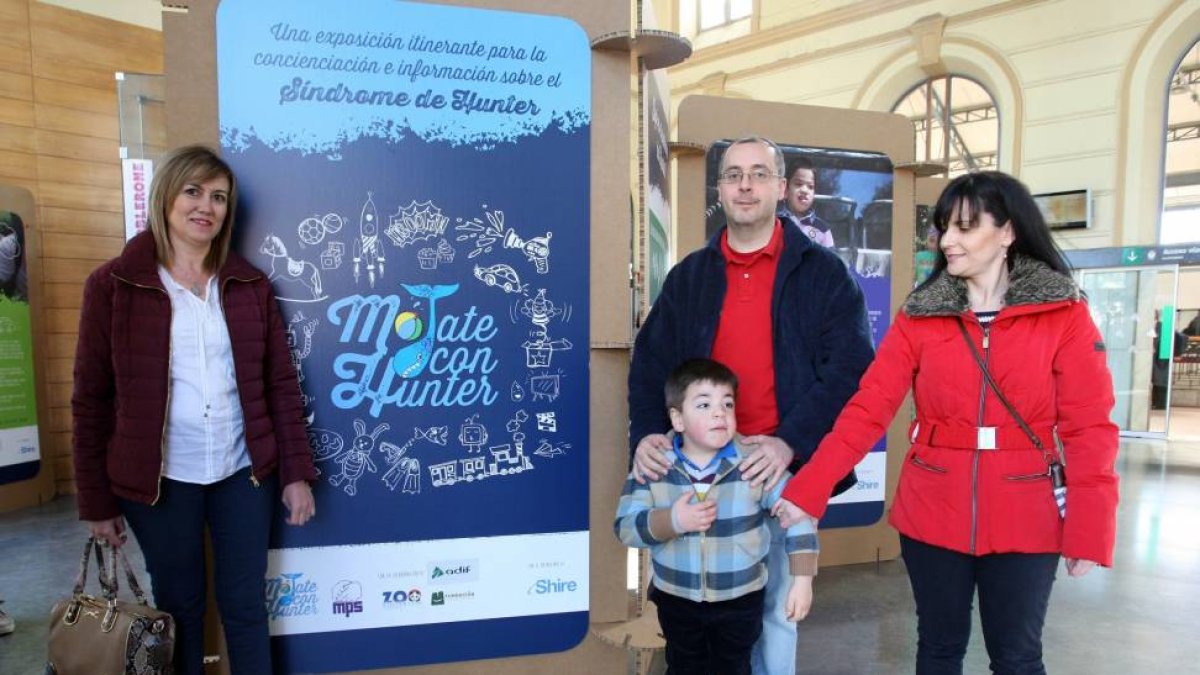 Ángel, niño vallisoletano con síndrome de Hunter, junto a sus padres en la exposición 'Mójate con Hunter'-Ical
