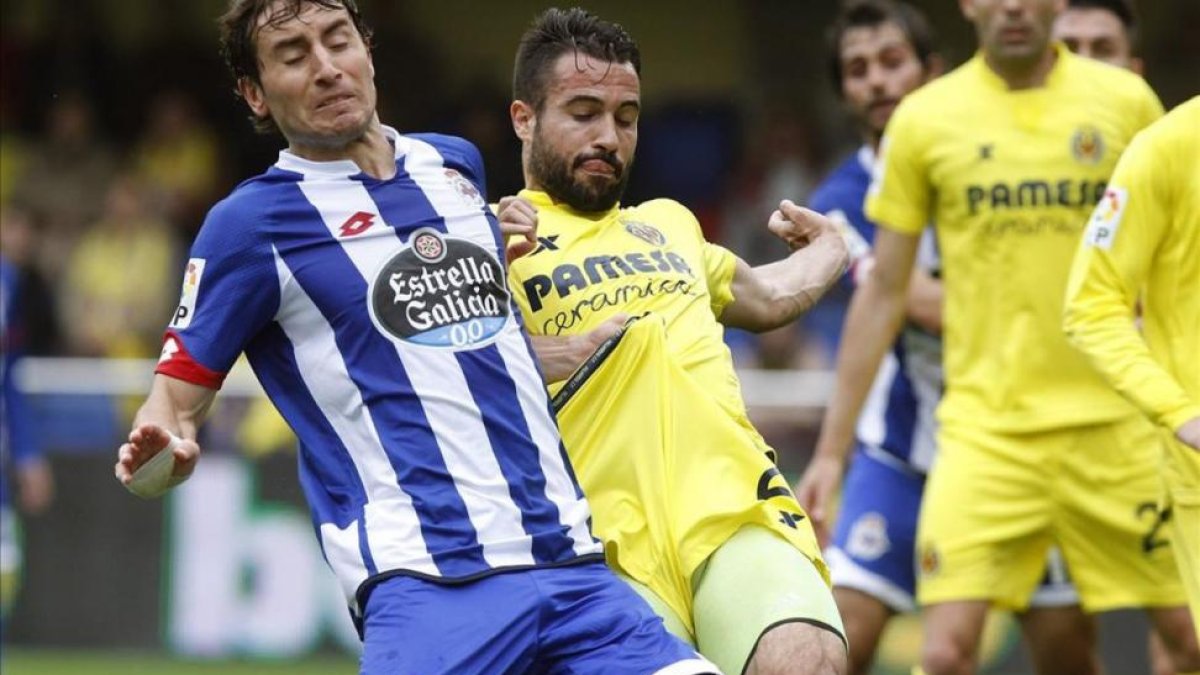 Mosquera, del Deportivo, disputa un balón con Gaspar, en el encuentro del domingo en Vila-Real.-EFE / DOMENECH