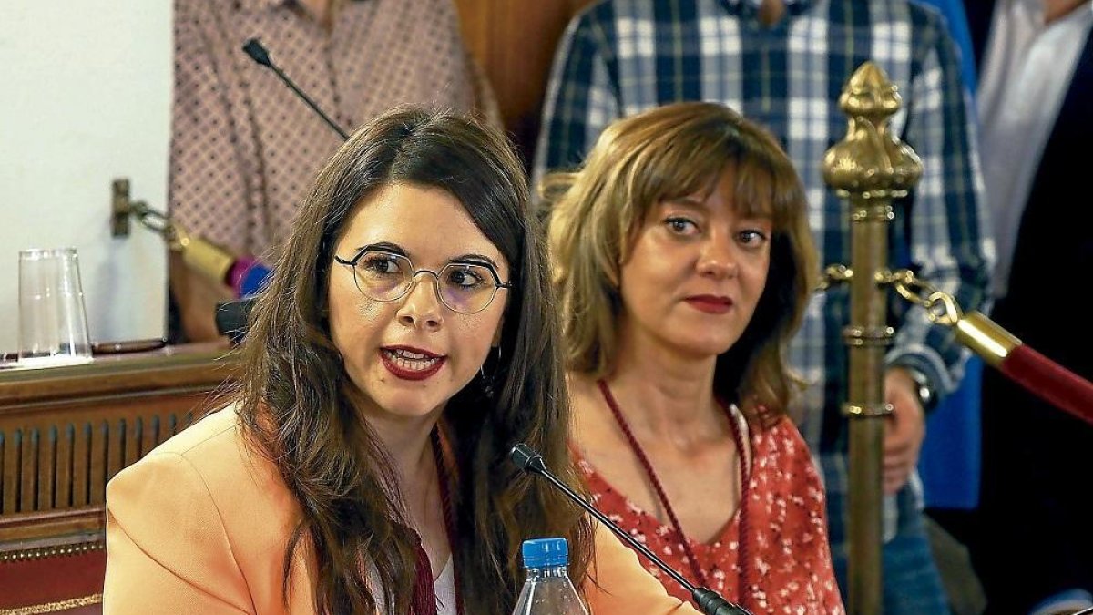 Gema Gómez y Nuria Duque en un Pleno de la Diputación.- E.M