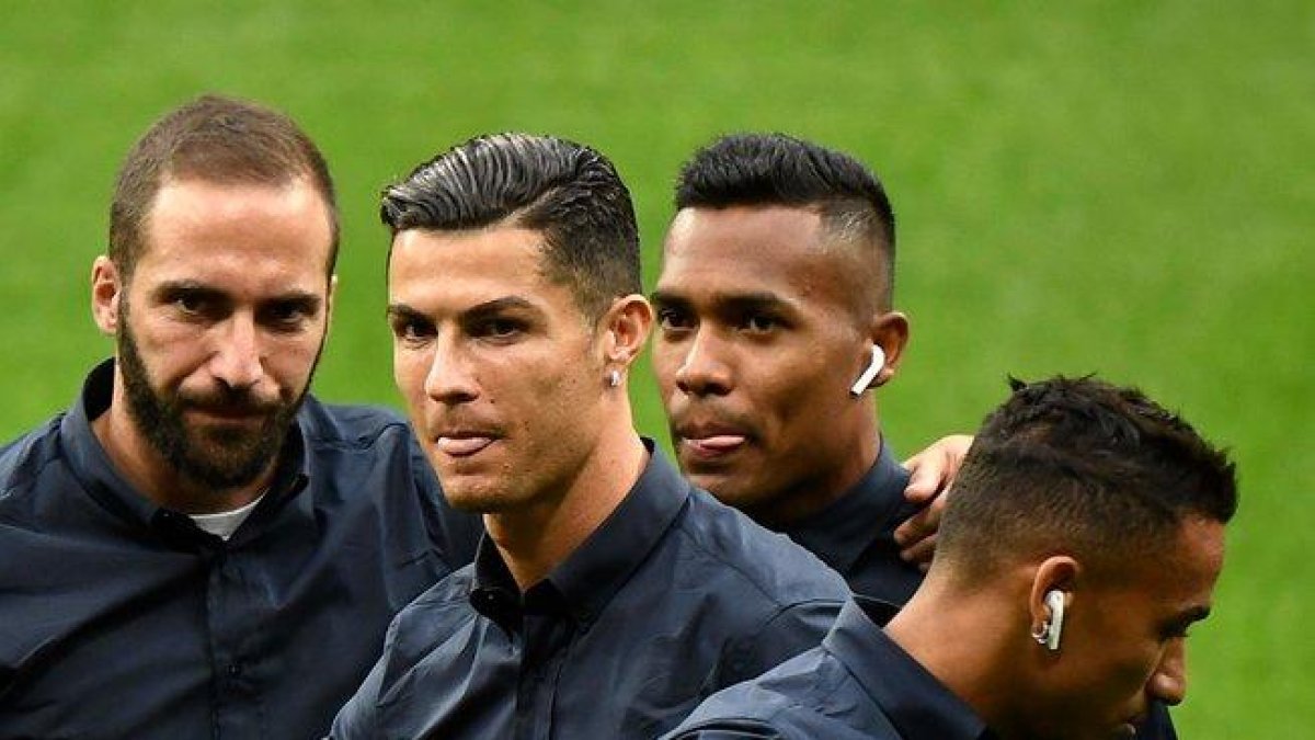 Cristiano Ronaldo (2i) este martes en el Wanda Metropolitano rodeado de sus compañeros Higuaín (i) y Alex Sandro.-AFP