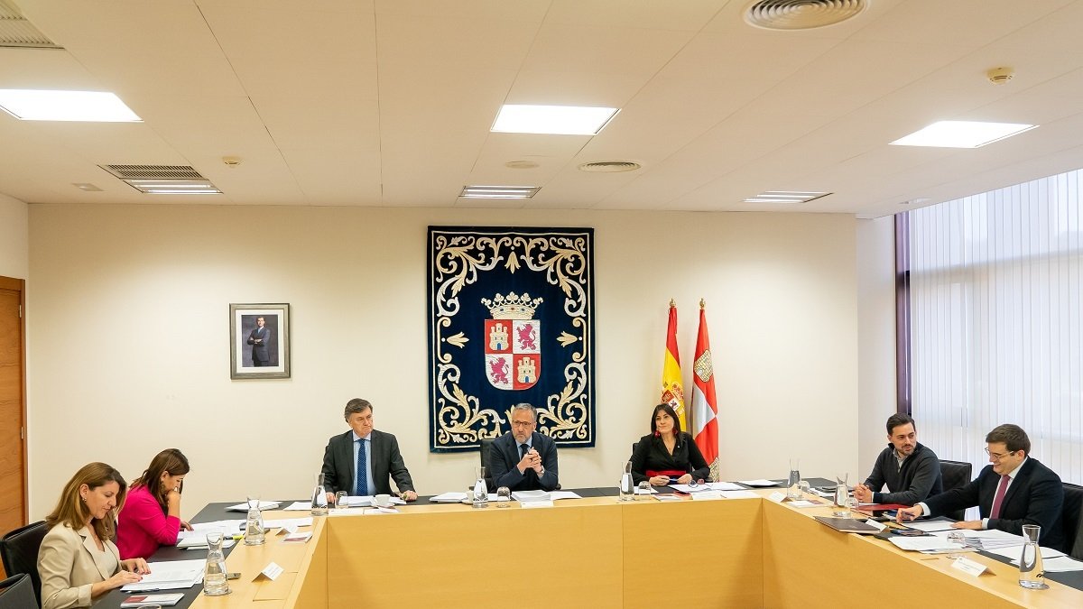 Los miembros de la Mesa Fátima Pinacho, Rosa María Esteban, Francisco Vázquez, Carlos Pollán, Ana Sánchez, Diego Moreno, junto al letrado mayor, Marcos Herrero.- ICAL