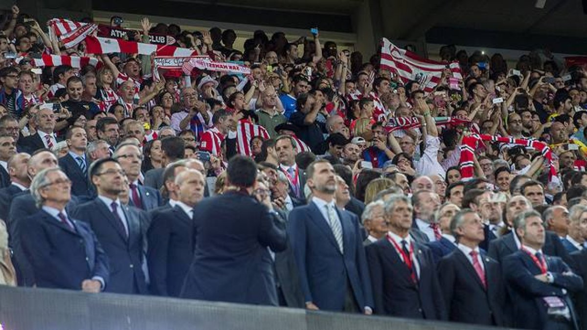 El Rey escucha el himno español entre pitos durante la final de la Copa del Rey entre el Barça y el Athletic en el Camp Nou.-Foto: JORDI COTRINA