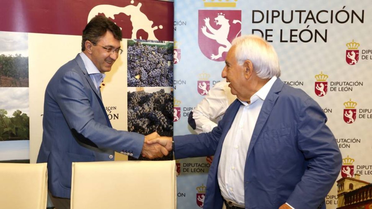 El presidente de la Diputación, Juan Martínez Majo, acompañado por el presidente de la DO Tierra de León, Pablo San José, presentan la Feria del Vino de Valencia de Don Juan-Ical