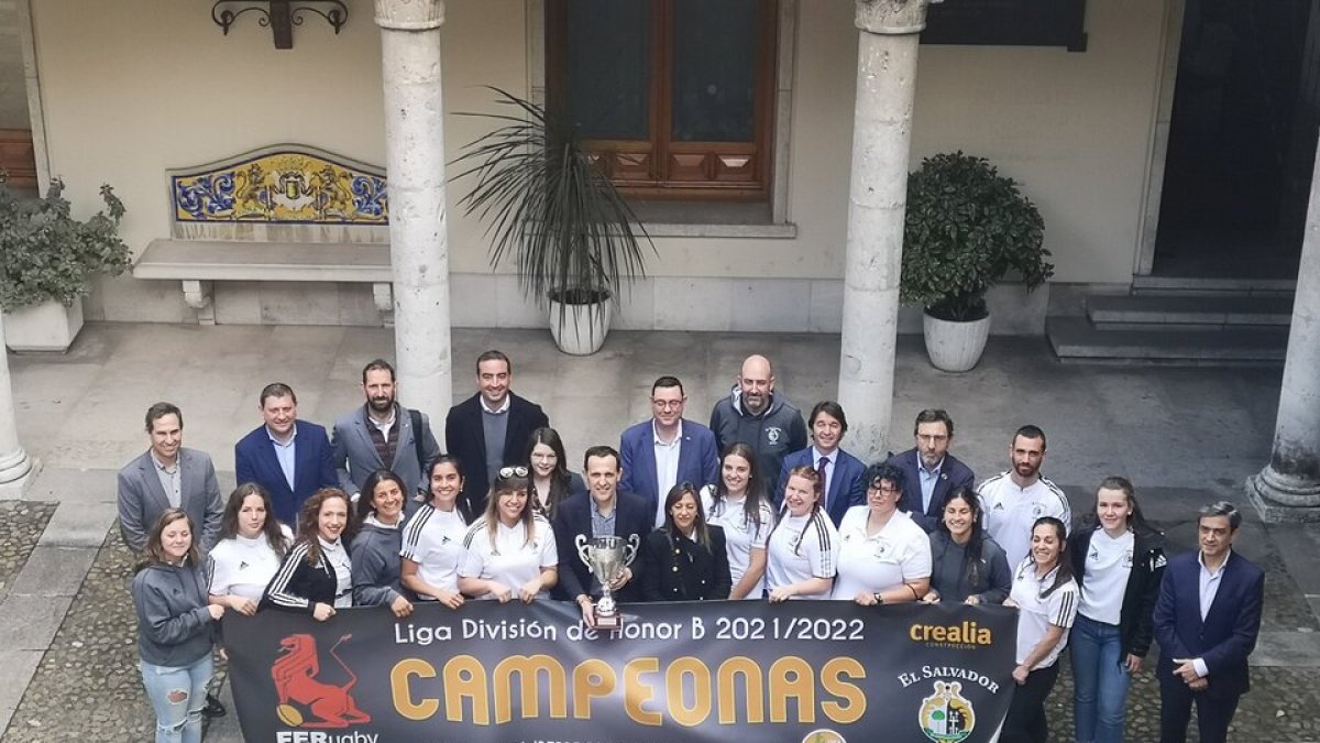 Jugadoras y cuerpo técnico del Crealia El Salvador en Diputación. / E.M.