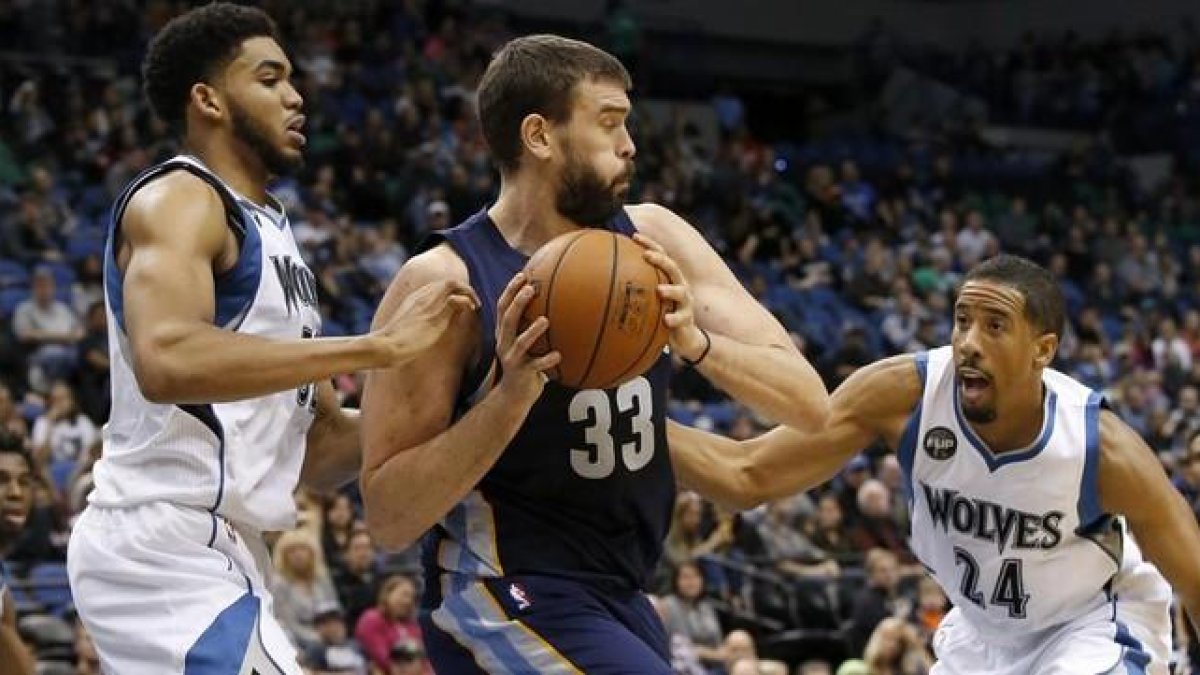 Gasol protege el balón de la presión de Karl Anthony-Towns y André Miller.-ANNE HEINSENFELT / AP