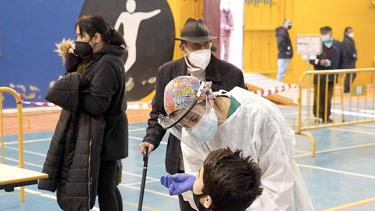 Realización de pruebas diagnósticas para detección del coronavirus.- J. M. LOSTAU