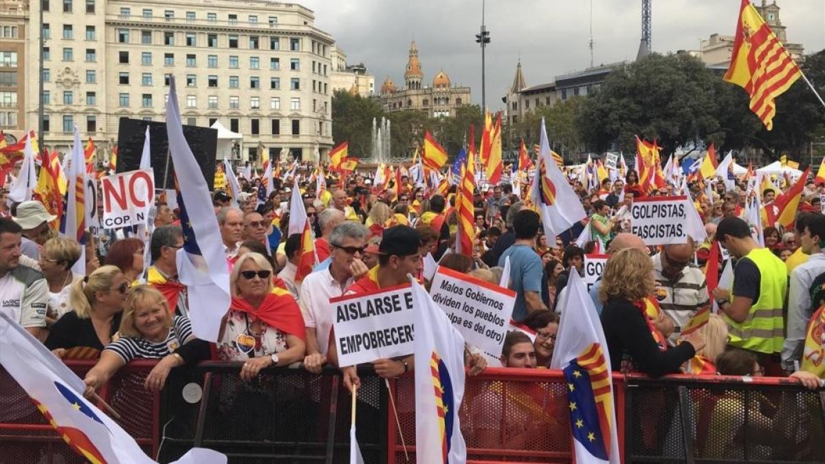 Manifestación convocada por Societat Civil Catalana, el 12 de octubre.-JULIO CARBÓ
