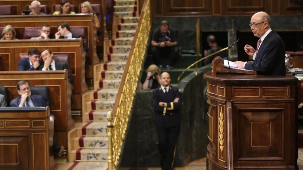 El ministro de Hacienda, Cristóbal Montoro, durante el debate de los Presupuestos en el pleno del Congreso.-/ JUAN MANUEL PRATS