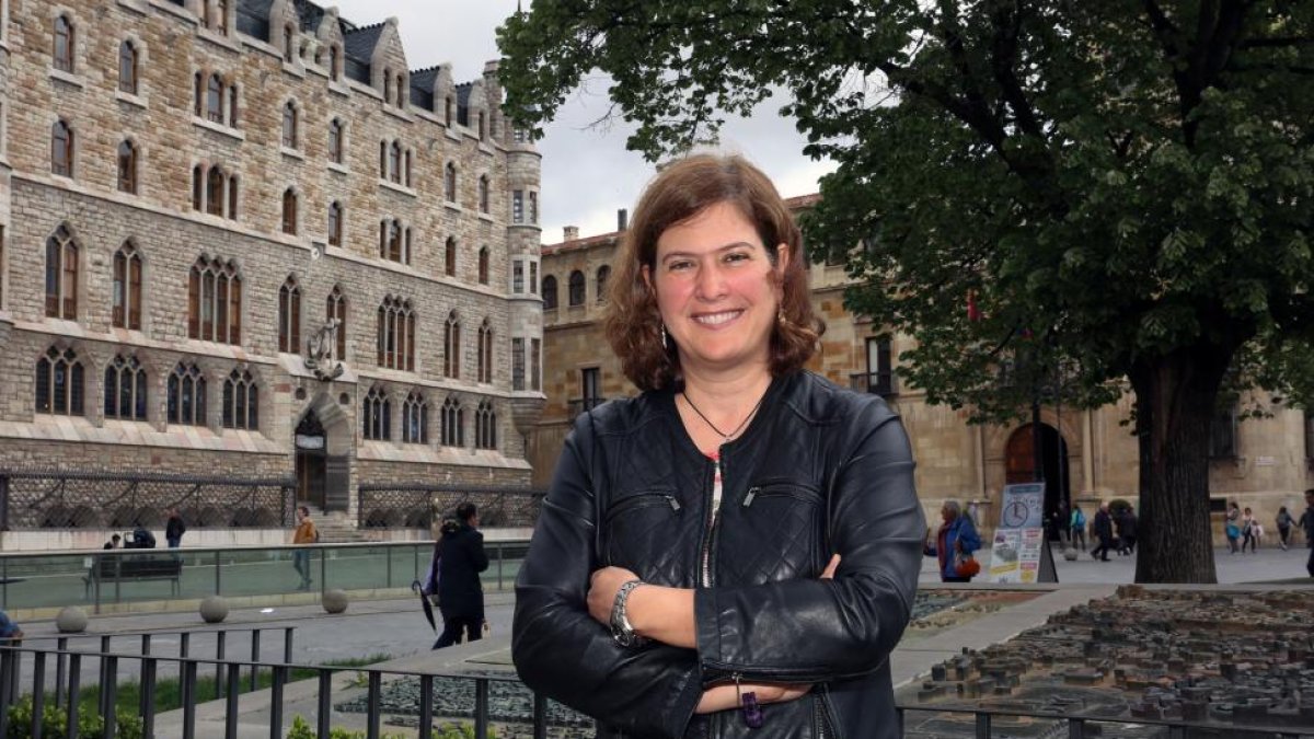 La medievalista e historiadora Margarita Torres Sevilla, ante la Casa Botines, en pleno centro de la capital leonesa.-CÉSAR