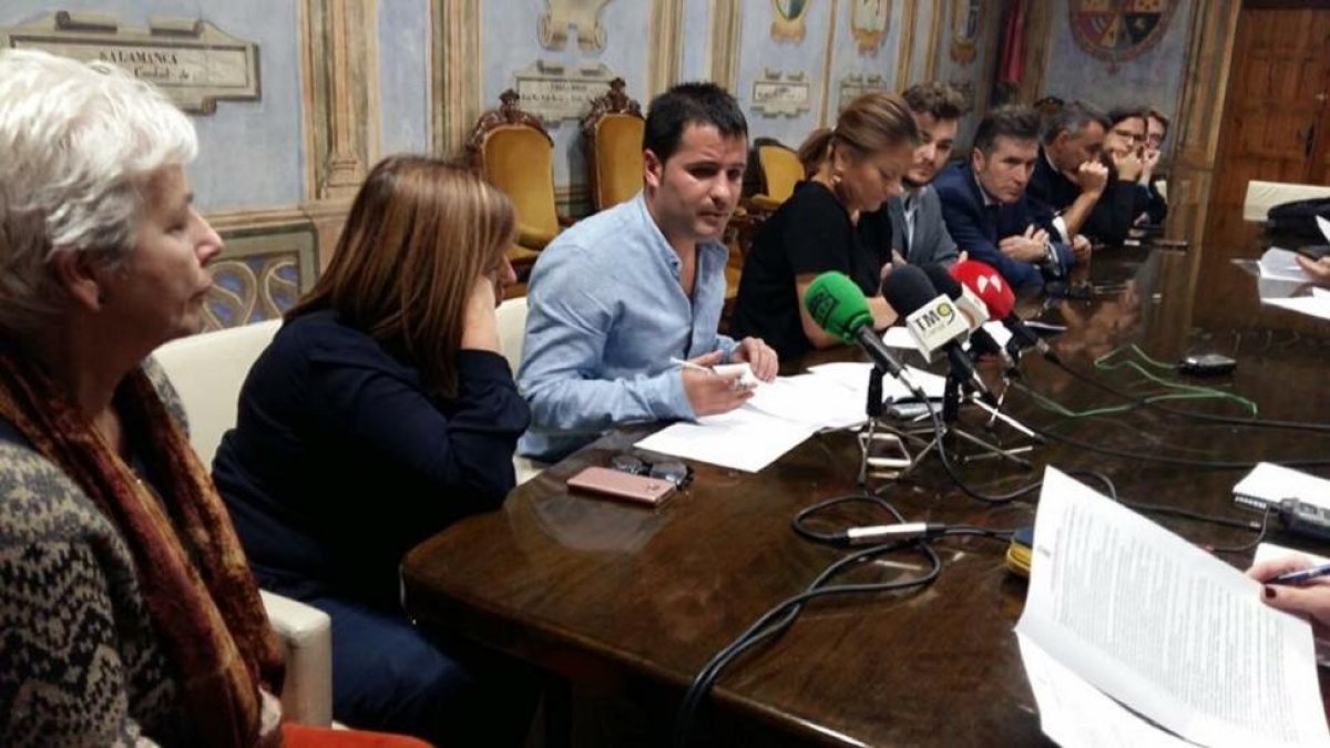 Jorge Barragán, de Gana Medina, y la alcaldesa Teresa López, en el centro, durante la presentación ayer en Medina del Campo del acuerdo de gobierno.-E. M.