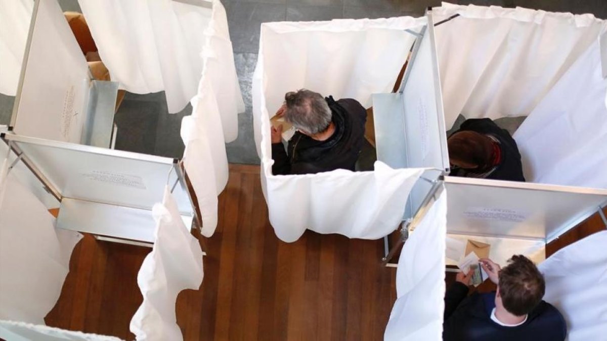 Cabinas de votación en un colegio electoral de París.-BENJAMIN CREMEL