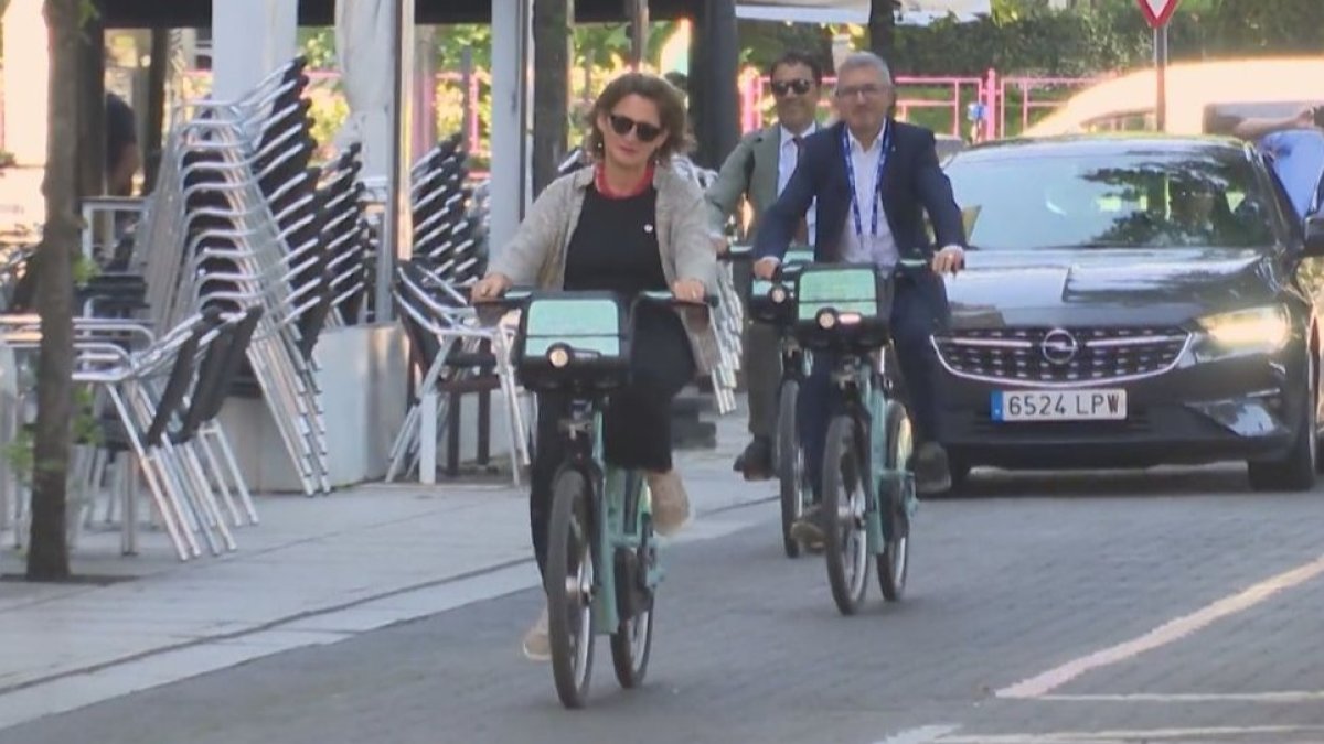 La ministra y vicepresidenta del Gobierno en su paseo en Bikibici eléctrica por Valladolid.-E. M.