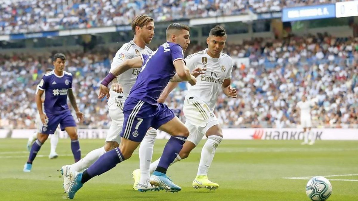 Guardiola corre tras el balón ante la presencia de Sergio Ramos y Casemiro, ayer, en el Bernabéu.-PHOTO-DEPORTE