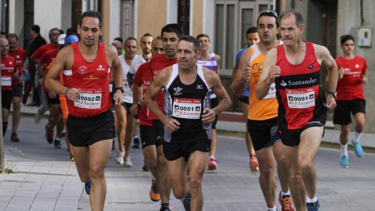 Abel Antón, primero por la derecha, en la Carrera del Vino.-E. M.