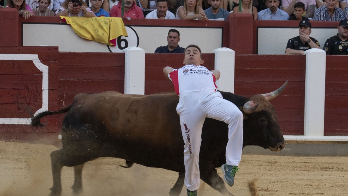 Instantáneas de las ajustadas maniobras de los participantes para intentar vencer en la Liga de Corte Puro. JOSÉ SALVADOR