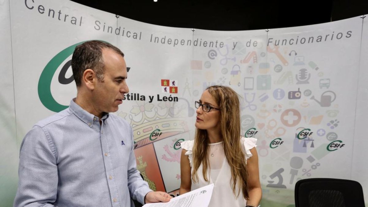 La presidenta autonómica del sector de Educación de Csif Castilla y León, Isabel Madruga, y el responsable del Área de Negociación de la formación, Mariano González, ofrecen una rueda de prensa con motivo del inicio del curso escolar.-ICAL