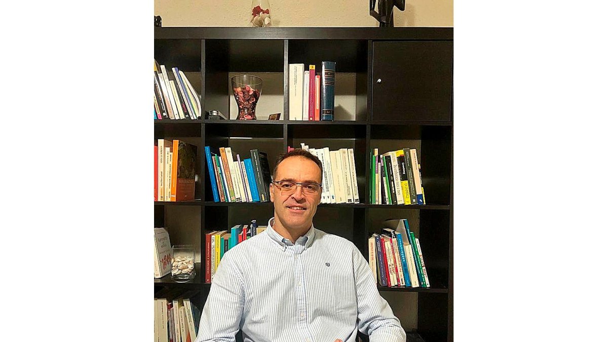 EL ‘PROFESOR’ DE LA SERIE HIT. Detrás de los guiones de la serie HIT(TVE) se esconde el toque de este vallisoletano, profesor del IESArca Real y que ha sido también defensor del Profesor de ANPE. «Me eligieron por mi experiencia y creo que era una serie necesaria».
