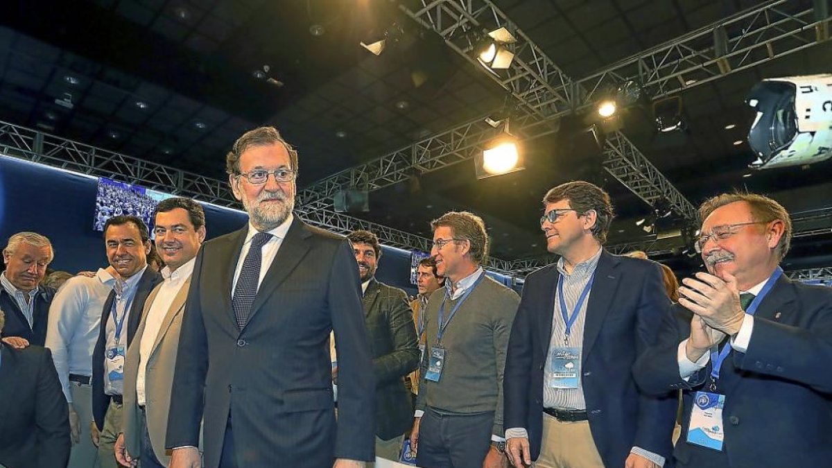 Mariano Rajoy ayer en la clausura de la convención, flanqueado por Maíllo, Moreno y, a la derecha, Núñez Feijóo y Fernández Mañueco.-ICAL