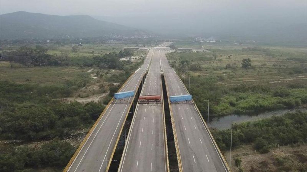 El puente fronterizo Tienditas con los conteiners y la cisterna cruzados en las calzadas.-AP