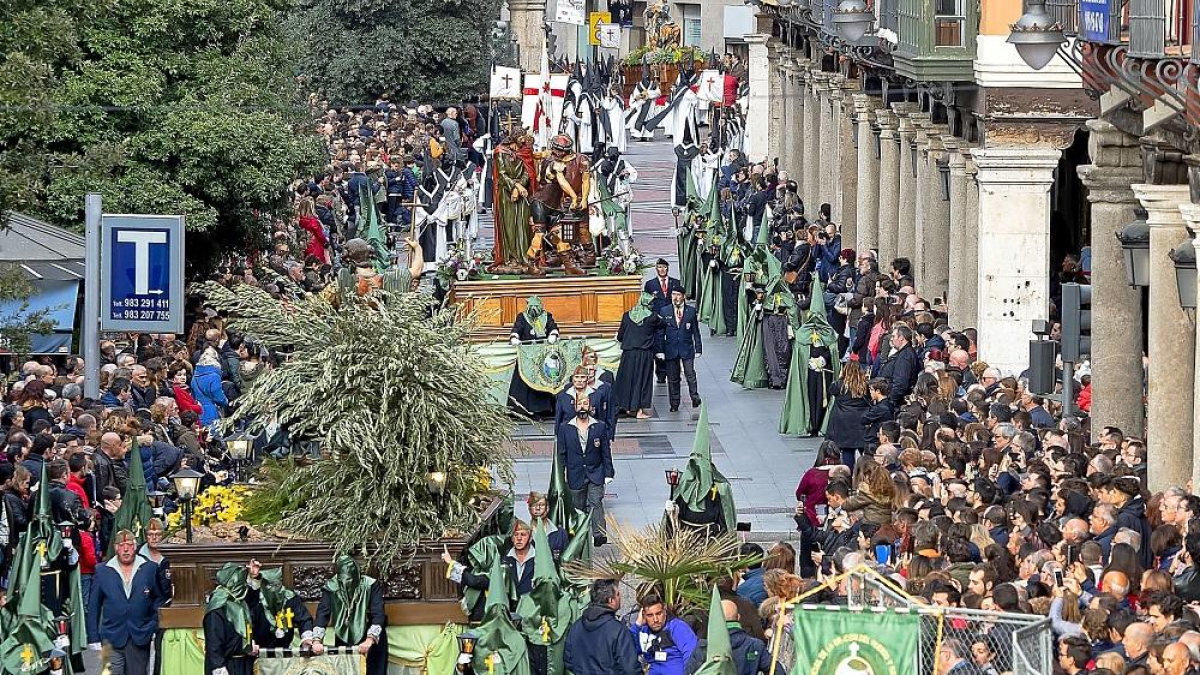 El público se concentra al paso de ‘La Oración del Huerto’, acompañado por veteranos de la Legión, y ‘El Prendimiento’, acompañado por militares veteranos.-PABLO REQUEJO / PHOTOGENIC