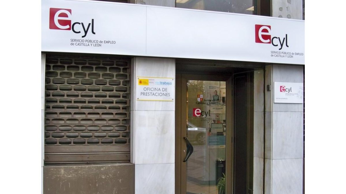 Puerta de entrada a una oficina de empleo en Valladolid.-EUROPA PRESS