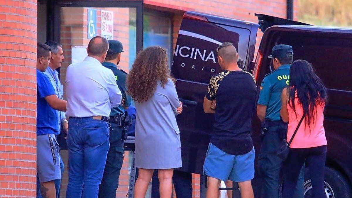 Un grupo de vecinos a las puertas del centro de salud de Bembibre, adonde fue llevada la mujer.-ICAL