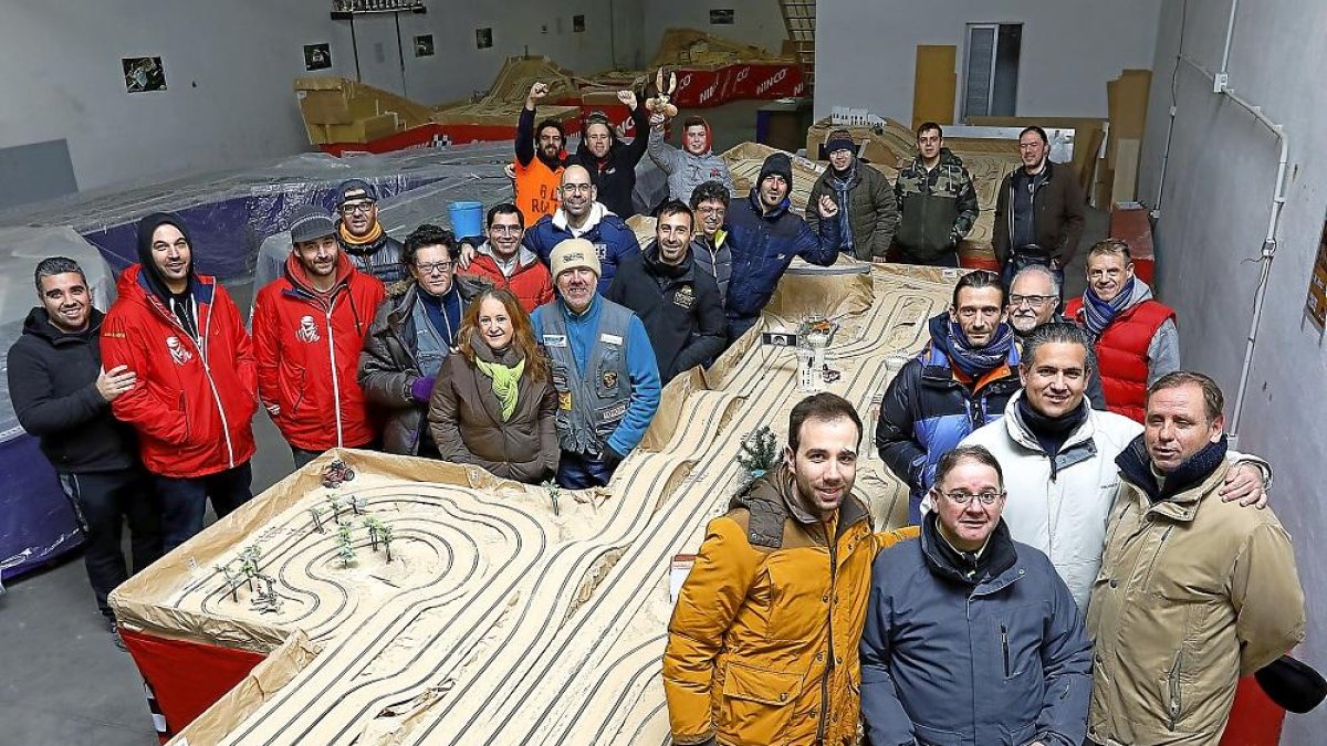 Los participantes en el Open Raid de AVslot posan con el circuito en la sede en la calle Oro.-J.M. LOSTAU
