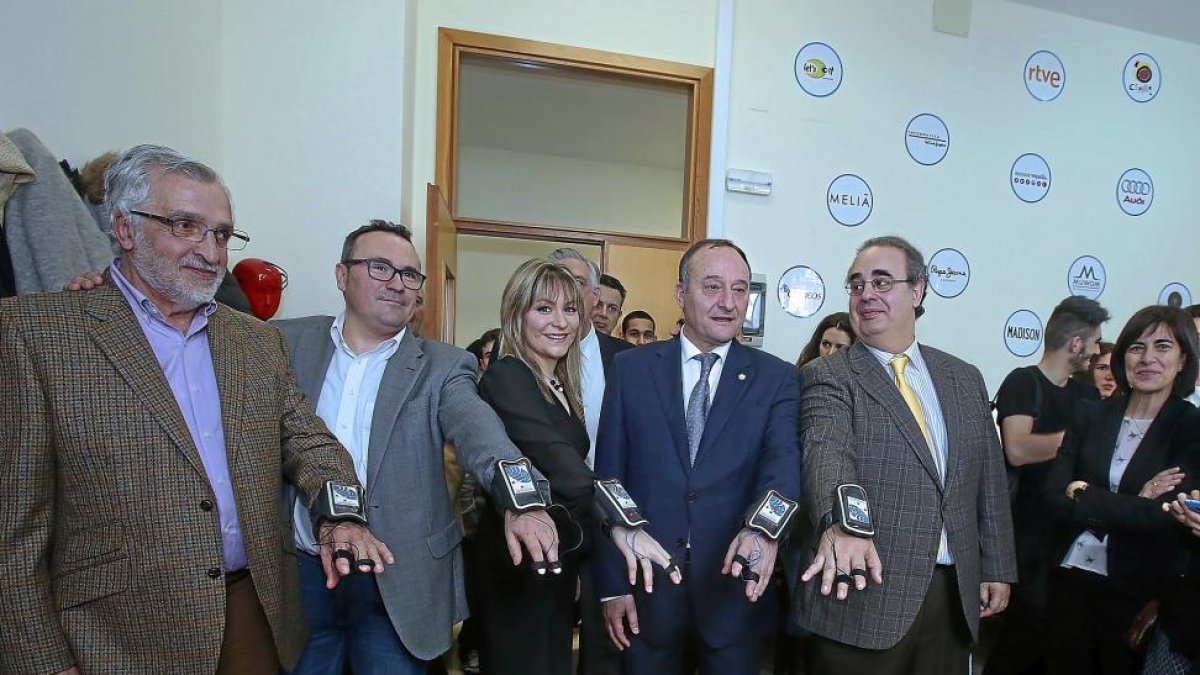 Martínez, Hornos, Martín, Miguel e Insúa, muestran los brazaletes en la presentación del laboratorio.-E. M.