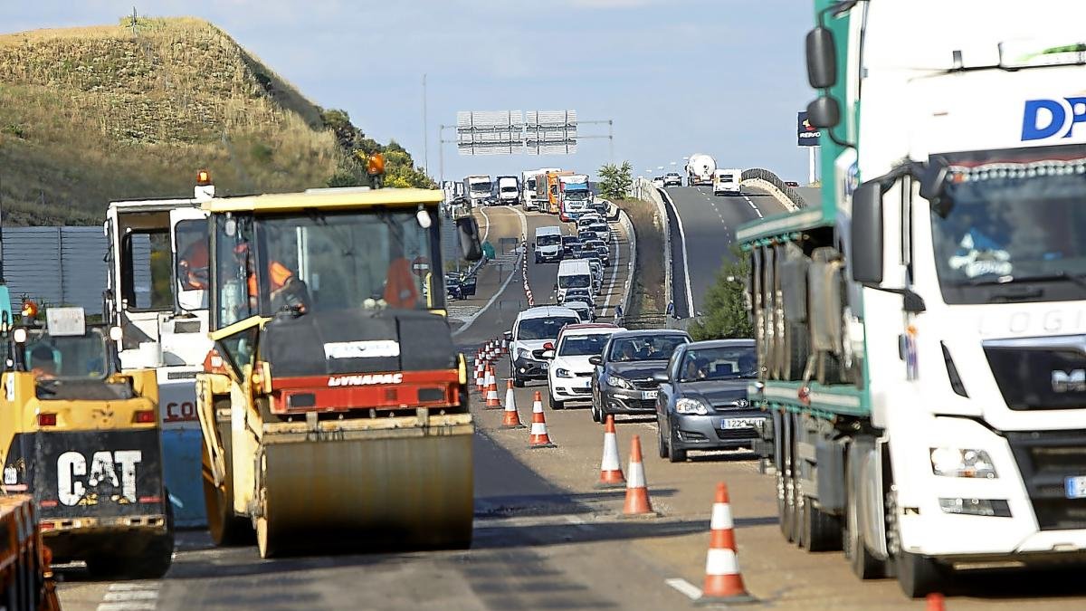 Las obras provocaron retenciones de más de cuatro kilómetros en la A-62 a su paso por Simancas.-J.M. LOSTAU