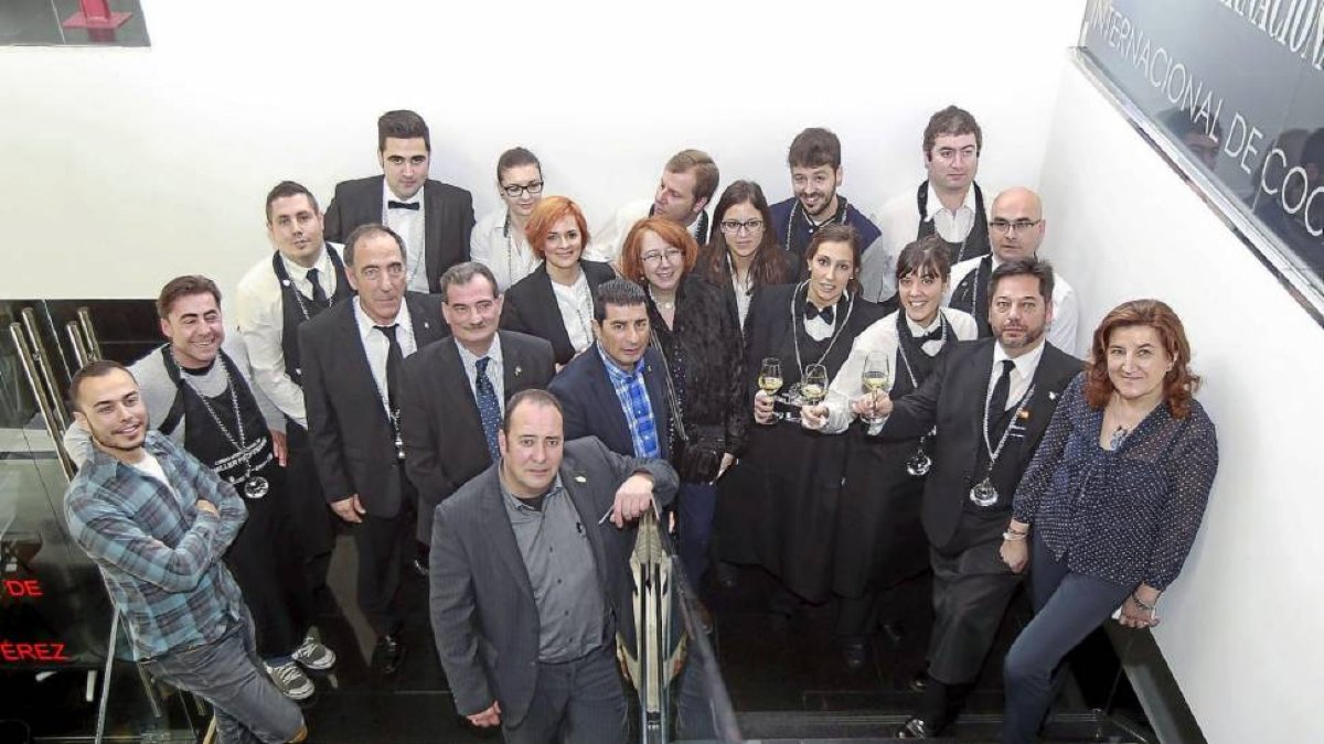 Foto de familia de los alumnos de la novena promoción con parte de los jurados y la viceconsejera de Pascual-J.M.Lostau