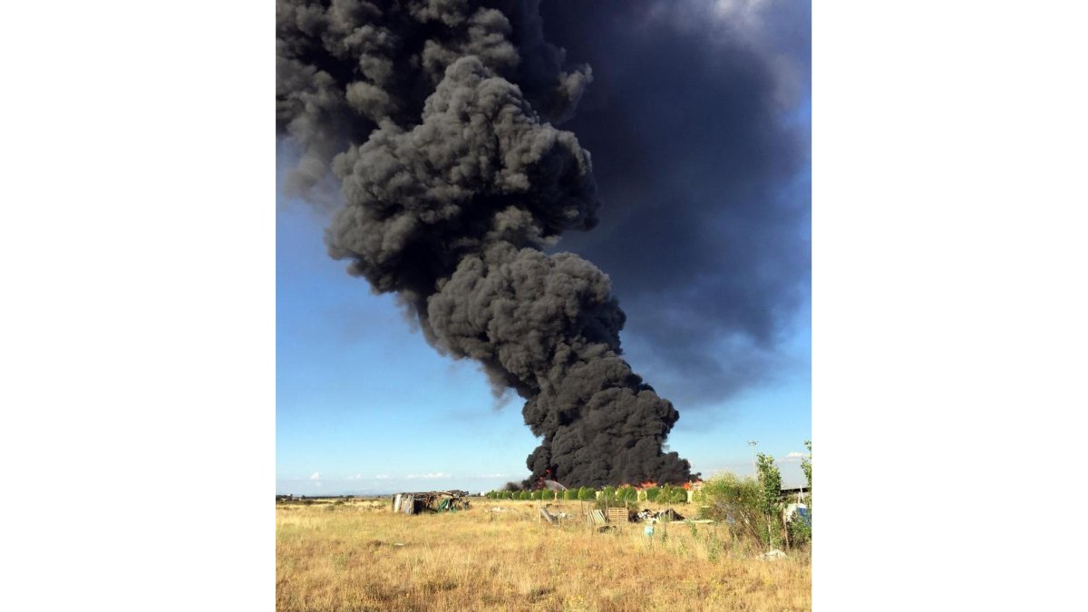 Incendio en la Planta de Reciclaje de Neumáticos de Ardoncino.-ICAL