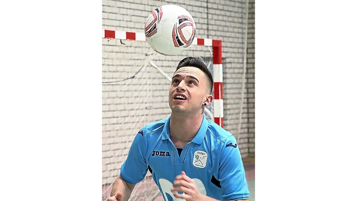 El vallisoletano SaúlMéndez, la promesa más firme del fútbol sala pucelano, realiza una serie de toques con la cabeza vestido con la camiseta delInter Movistar, club del que forma parte como integrante de su filial-MIGUEL ÁNGEL SANTOS