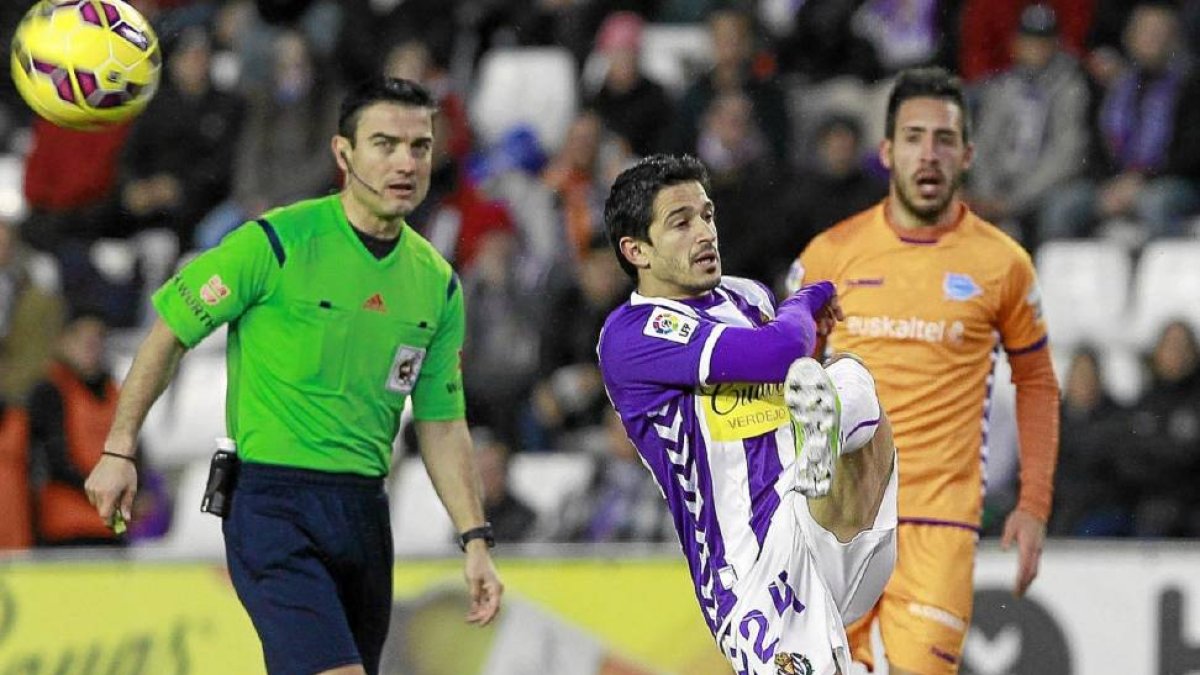 Jonathan Pereira golpea al balón con su pierna izquierda-J.M.Lostau