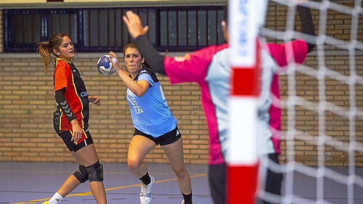 El comercial Ulsa Hand Vall culmina una jugada de ataque.-T. SANCHO