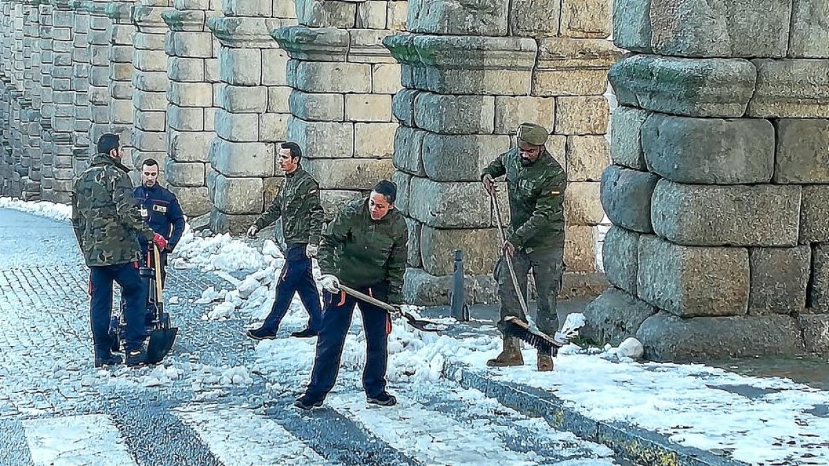 Militares de Artillería retiran nieve en el entorno del Acueducto de Segovia, en la mañana de ayer.-E. M.