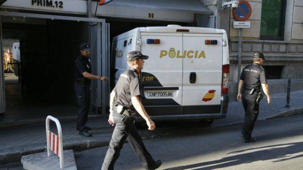 Furgón policial en el que han sido trasladados los padres del niño británico a la Audiencia Nacional.-Foto: AGUSTÍN CATALÁN