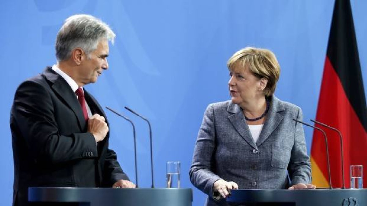 La cancillera alemana, Angela Merkel, y su homólogo austríaco, Werner Faymann.-REUTERS / HANNIBAL HANSCHKE