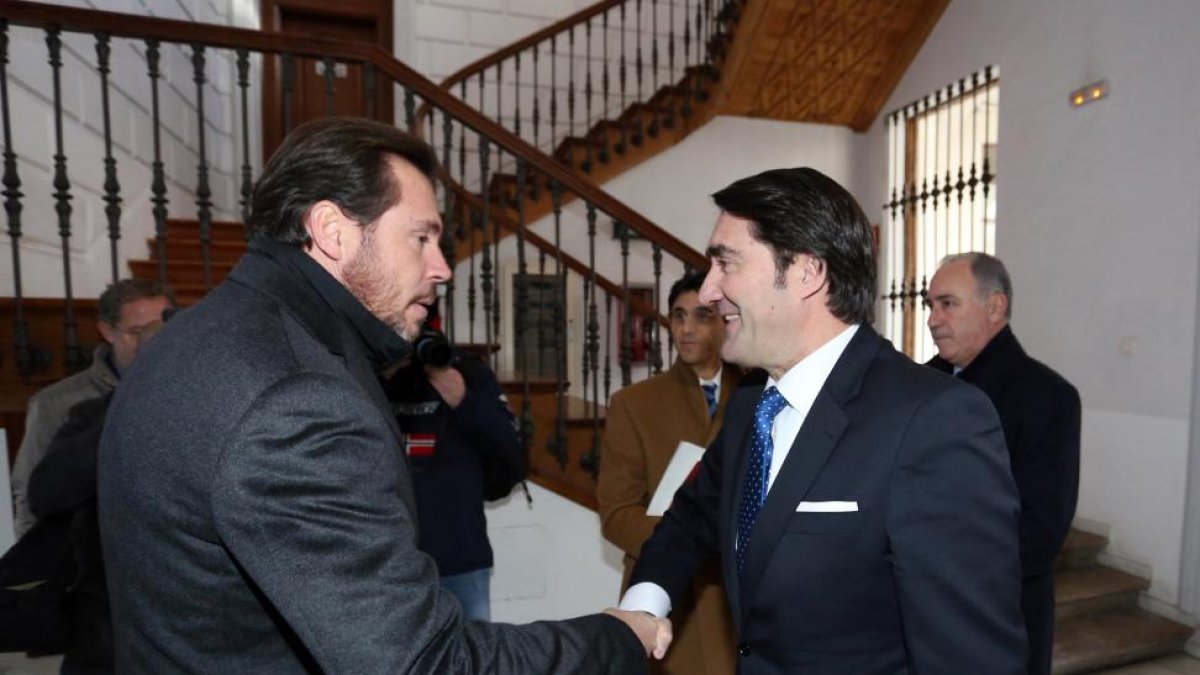 El consejero de Fomento y Medio Ambiente, Juan Carlos Suárez-Quiñones (D), y el alcalde de Valladolid, Óscar Puente, se saludan momentos antes de asistir a la Junta General Extraordinaria de la Sociedad Valladolid Alta Velocidad.-ICAL