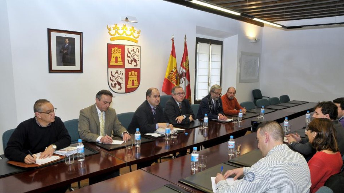 El director general de Transportes, Ignacio Santos, y el delegado territorial de la Junta en Segovia, Javier López Escobar, se reúnen con los representantes de las plataformas de viajeros en defensa del Abono E.-ICAL