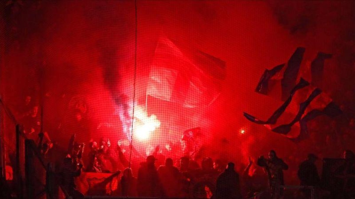 Los aficionados del Barça sacaron bengalas en la grada del estadio Olympique de Lyon.-EFE / GILLAUME HORCAJUELO