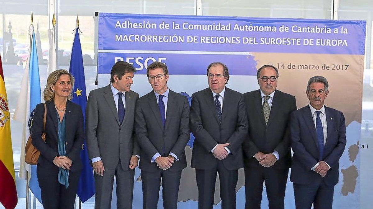 Los presidentes de las regiones que forman la Macrorregión en una foto de familia tras la adhesión de Cantabria.-ICAL