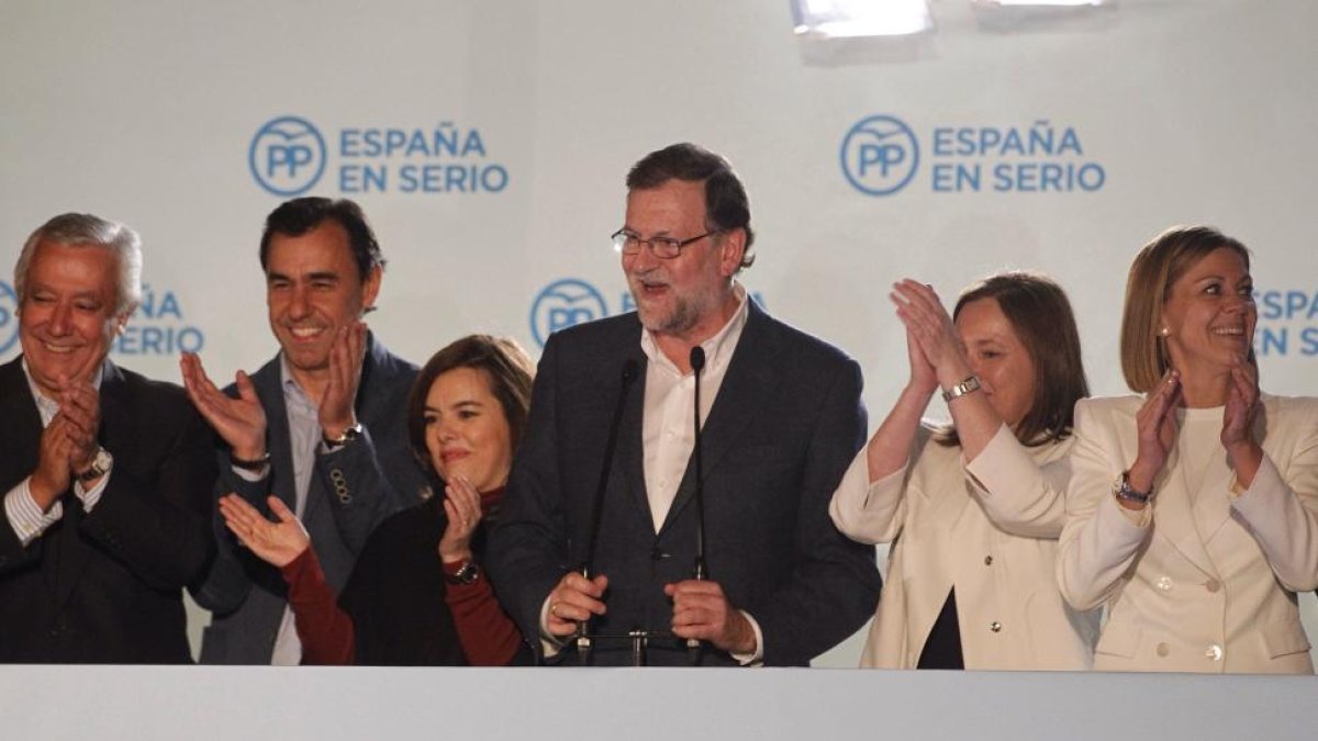 (I a D) Javier Arenas, Fernando Martínez Maillo, Soraya Sáez de Santamaría Mariano Rajoy, junto a su mujer, y María Dolores de Cospedal,saluda ndesde el balcón de la sede en la calle Génova-ICAL