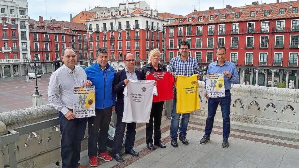 Organizadores y autoridades, con la camiseta y el cartel de la prueba.-E.M.
